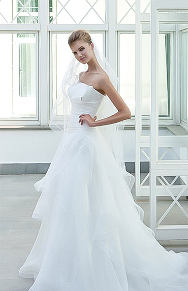 白色のウエディングドレスを着ている女性