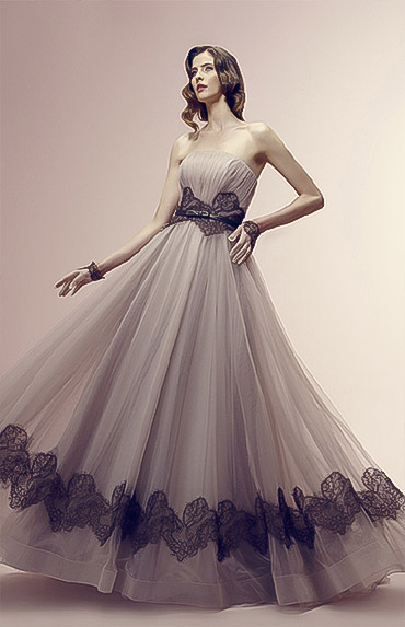 紫色のウエディングドレスを着ている女性