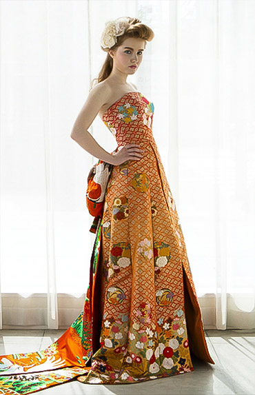 和服調なウエディングドレスを着ている女性