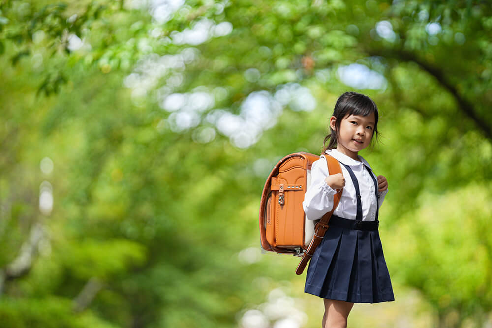 並木道での小学生の1枚