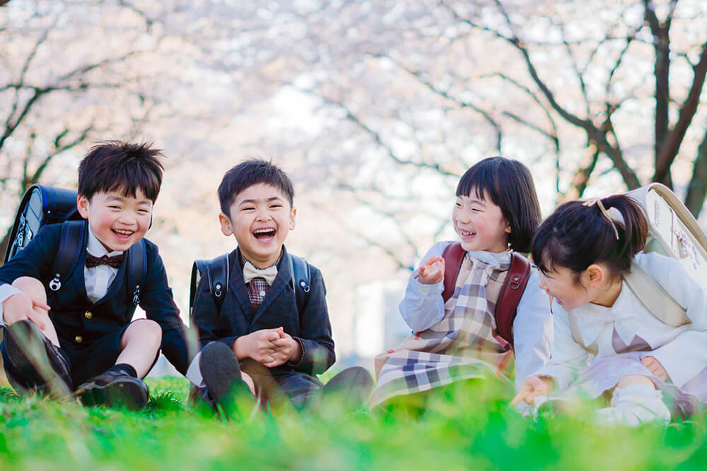 入学式に友達を談笑する様子