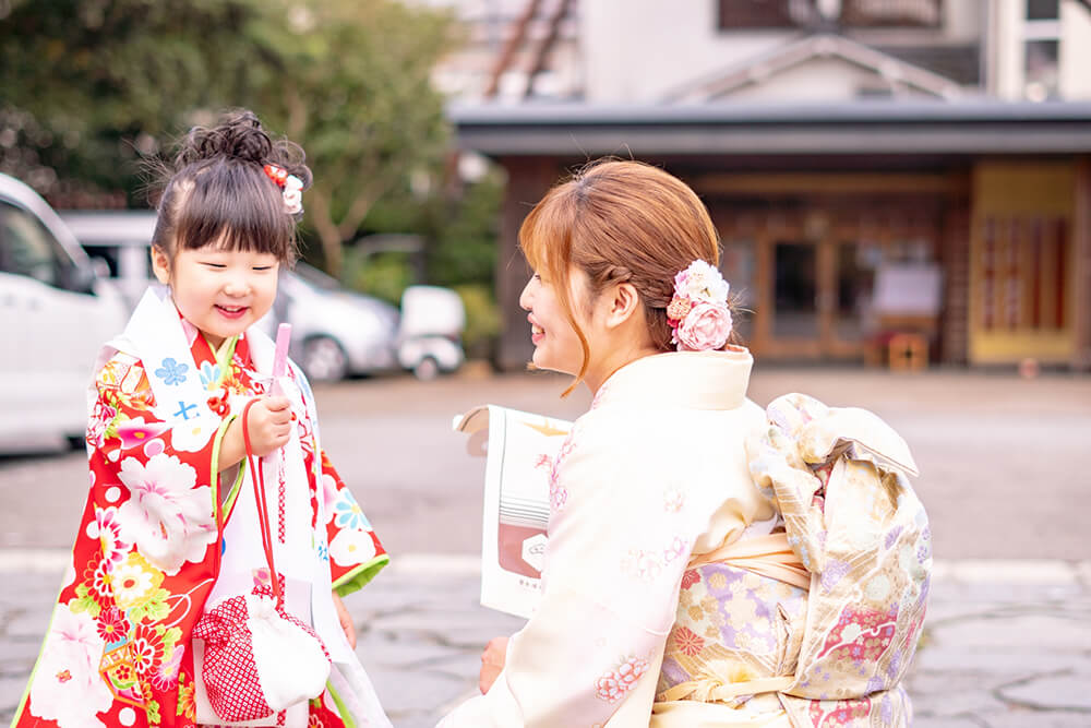七五三の和装したママと子供