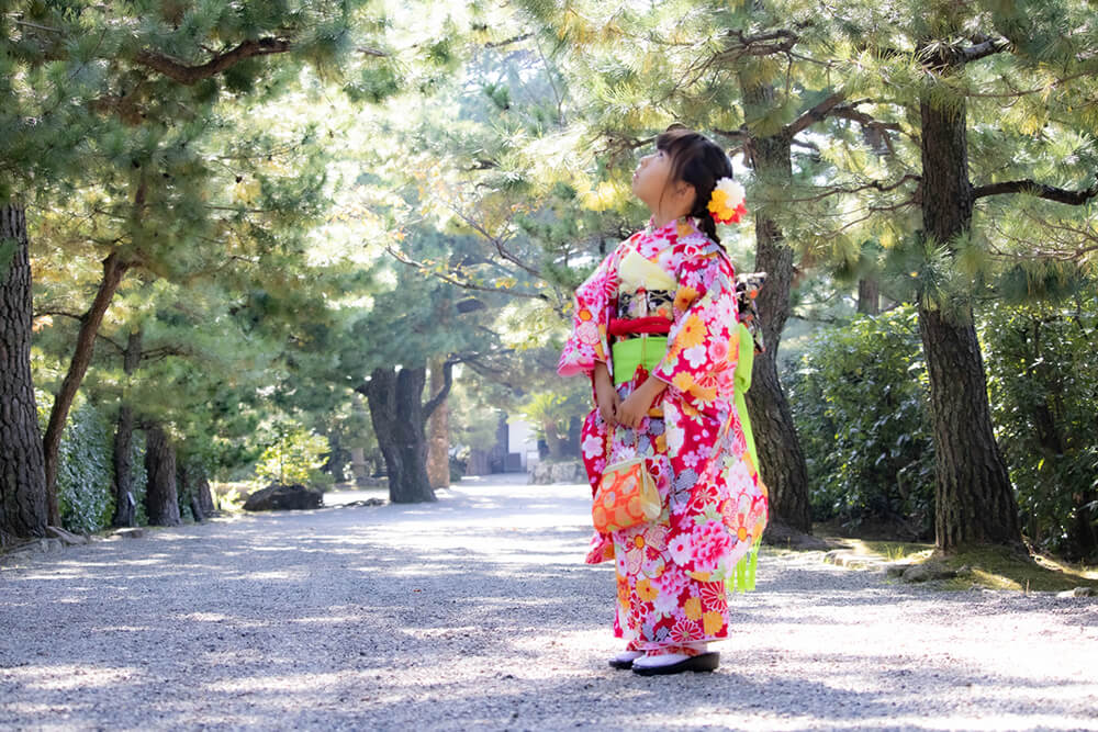 空を見上げる七五三の女の子