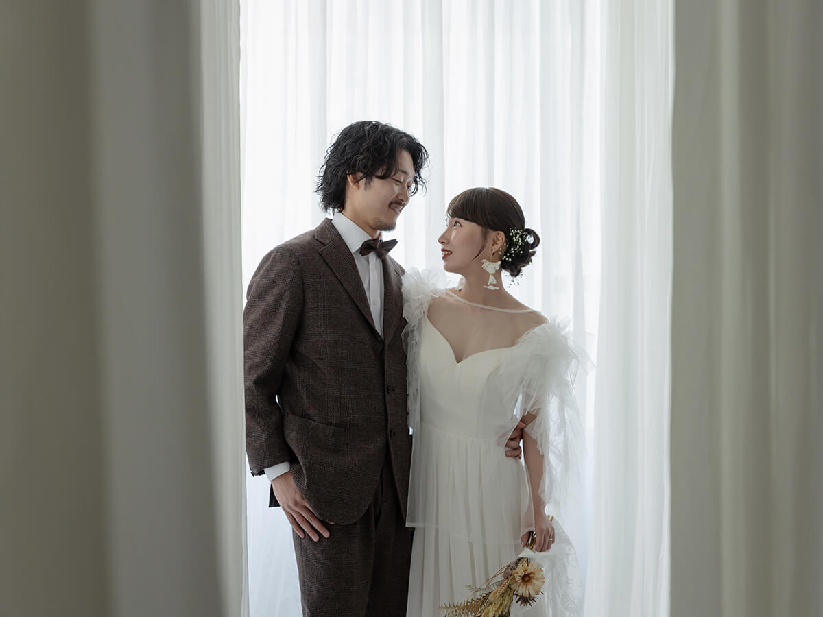 ポーズをとる洋装の新郎新婦