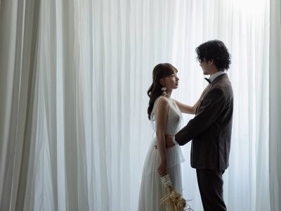 ポーズをとる洋装の新郎新婦