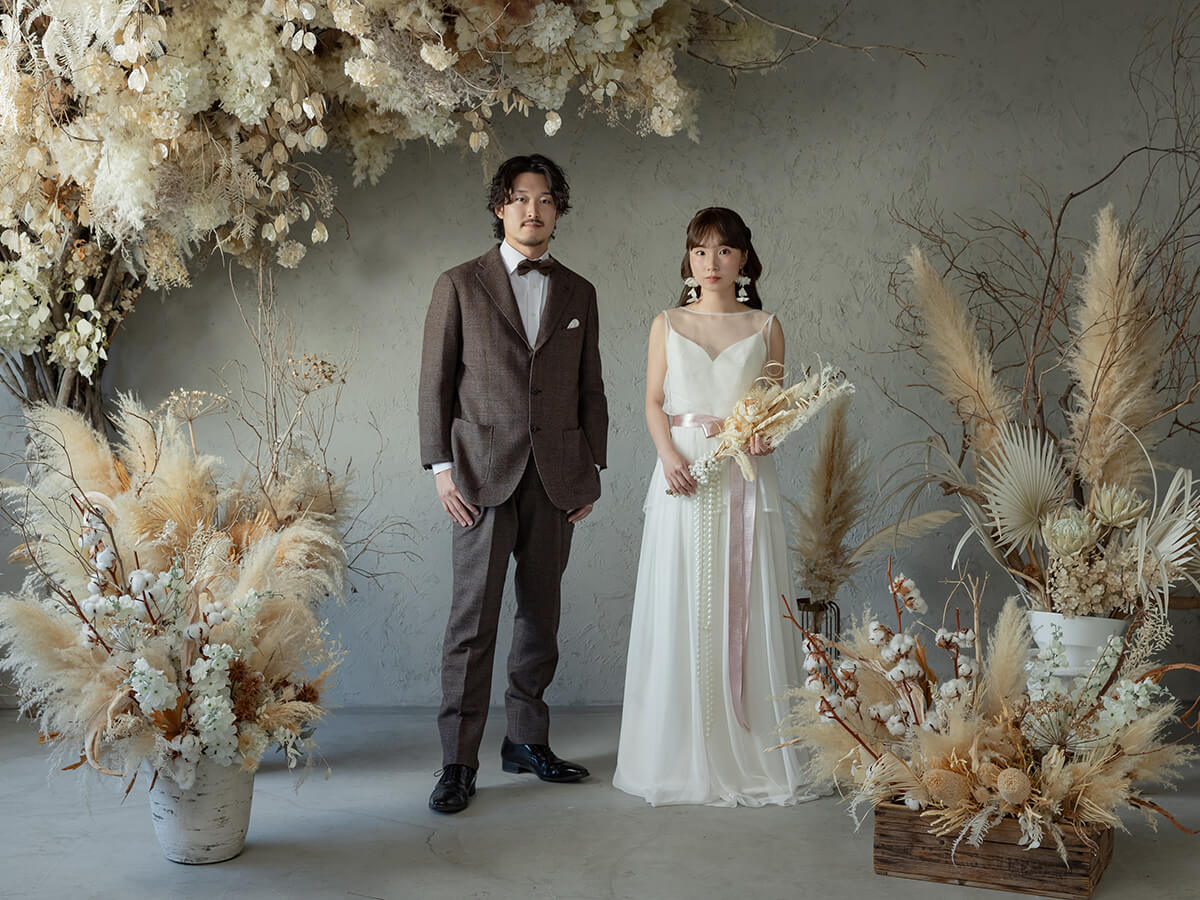 ポーズをとる洋装の新郎新婦