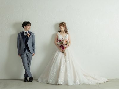 ポーズをとる洋装の新郎新婦