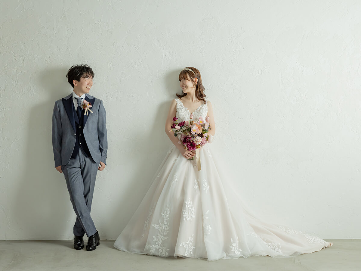 ポーズをとる洋装の新郎新婦